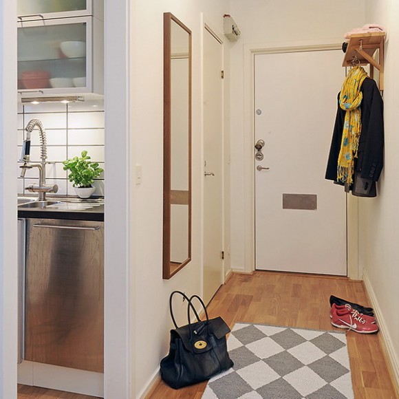 decorating hallway with vertical mirror