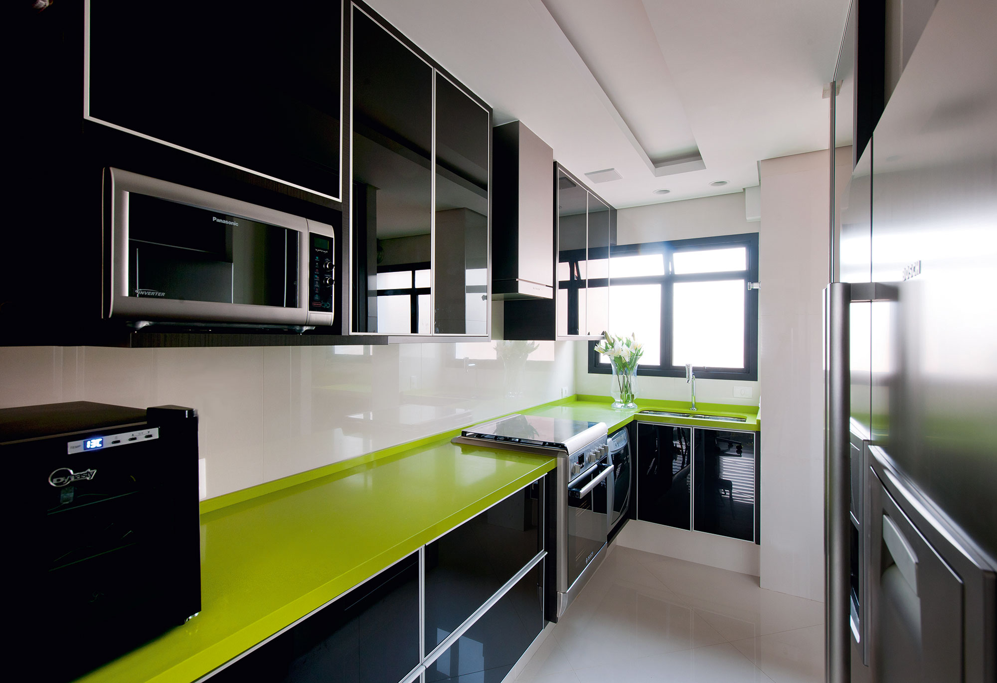Черно зеленая кухня. Черные кухни. Кухня с черной столешницей. Чёрная столешница для кухни в интерьере.