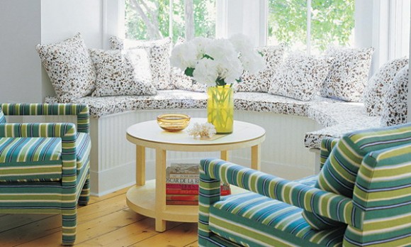 kitchen banquette near window 03