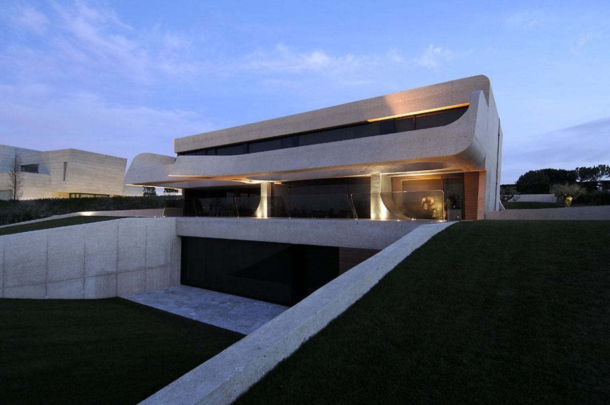 concrete house in madrid 17