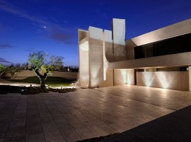 concrete house in madrid 23