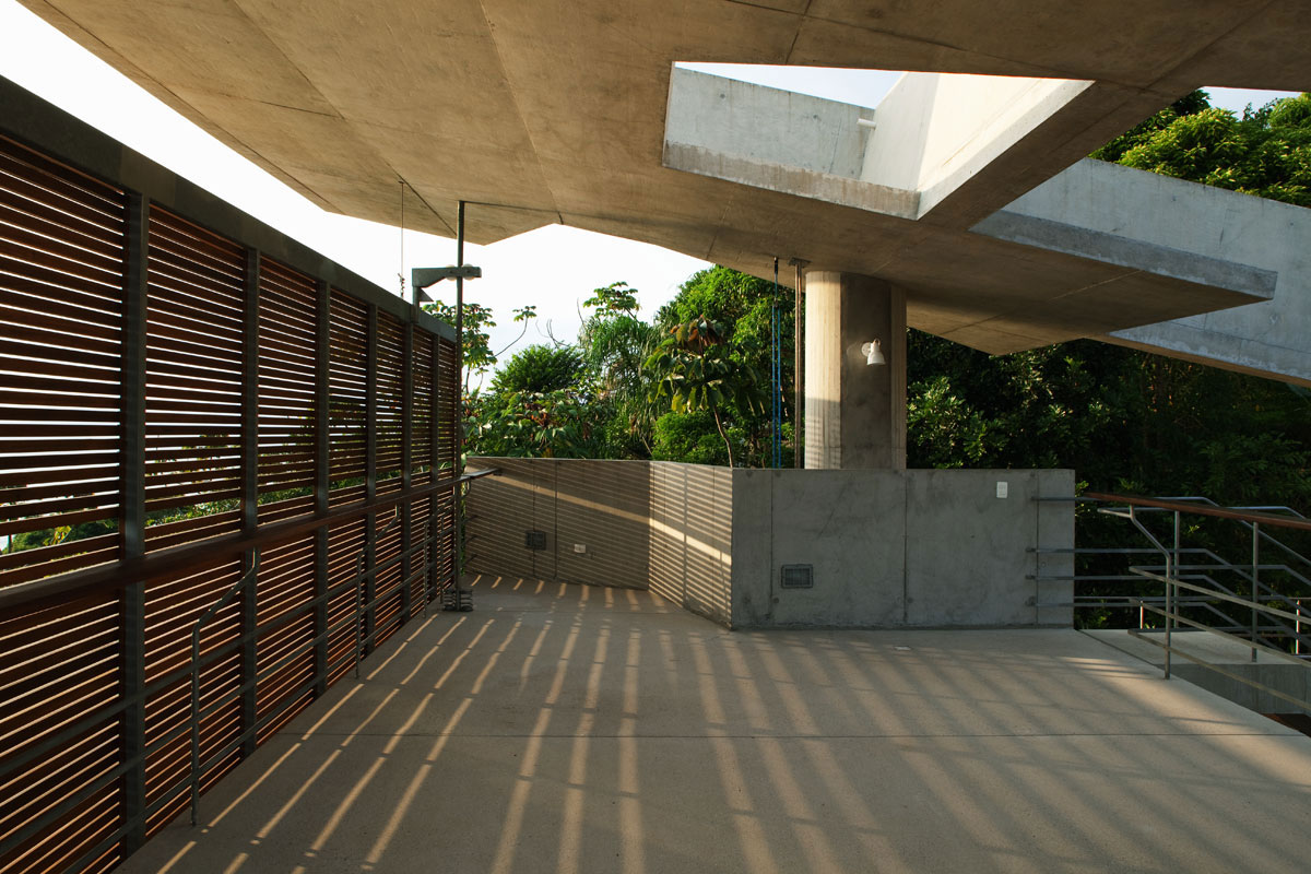 concrete home in ubatuba 12