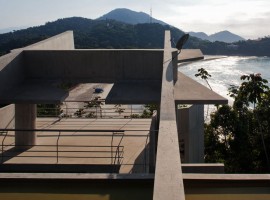 concrete home in ubatuba 15