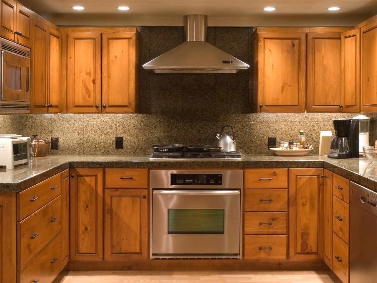 Natural Varnish Kitchen Cabinets with Lights